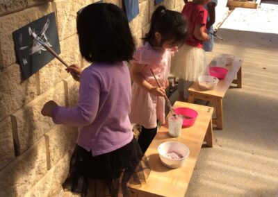 An image of kids painting in carlingford childcare.